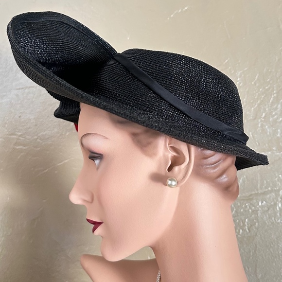 FASCINATING 1940s\' BLACK STRAW OPEN CROWN HAT + FOLDED WIDE BRIM + RED FEATHERS main image 11